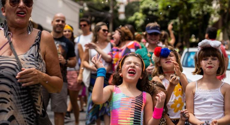Carnaval com crianças: cuidados para aproveitar a folia sem prejudicar os pequenos