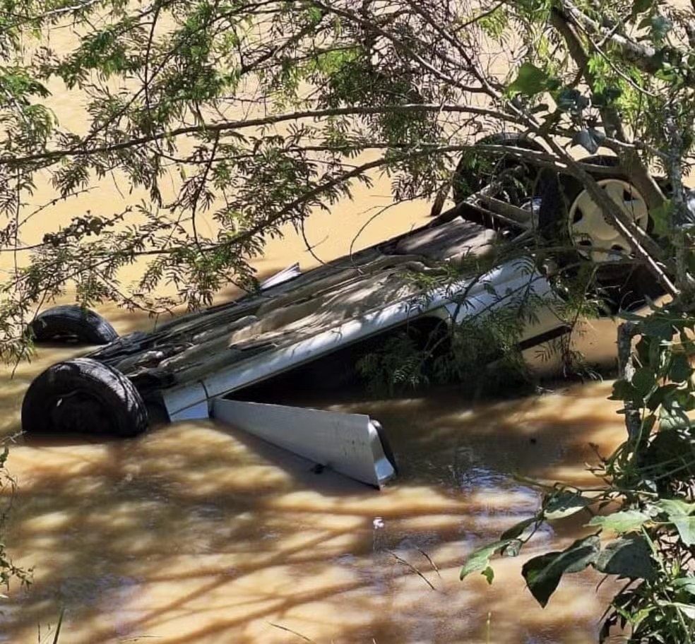 Idoso morre afogado após carro cair dentro de lago em Miguel Pereira