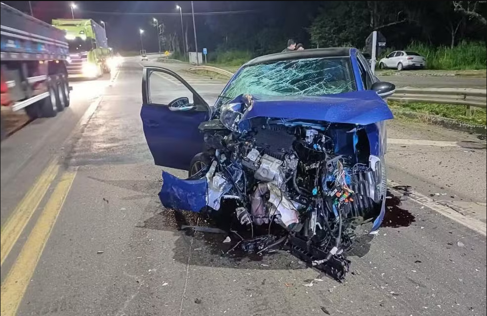 Acidente entre carro e carreta deixa feridos em estrada que liga Mendes e Vassouras